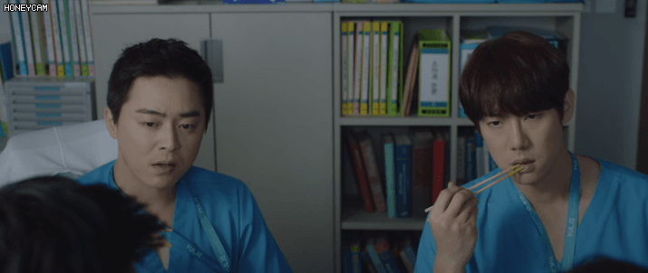3 khoảnh khắc cười ná thở ở tập 11 Hospital Playlist: Ik Jun hóng bạn thân thả thính bồ, Jun Wan chơi lầy với anh vợ tương lai - Ảnh 3.