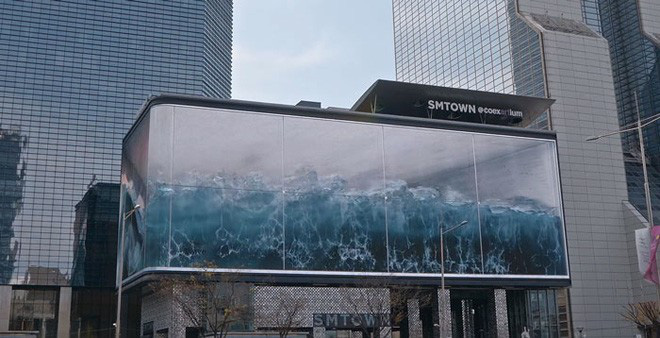 Hết hồn với cảnh sóng thần ập vào thành phố, nhìn lại hóa ra tác phẩm trêu ngươi ảo giác lớn nhất thế giới của Samsung - Ảnh 2.