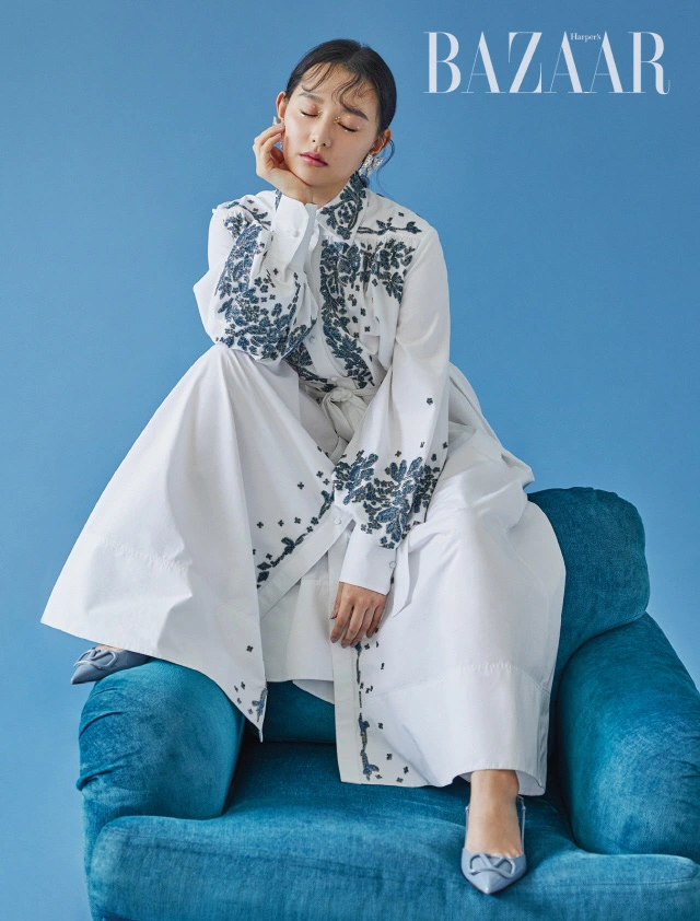Nữ thần Hậu duệ mặt trời Kim Ji Won đẹp lộng lẫy trong bộ ảnh tạp chí mới: Vẫn biết nhan sắc đỉnh cao, nhưng không ngờ lại đẹp đến mức này! - Ảnh 2.