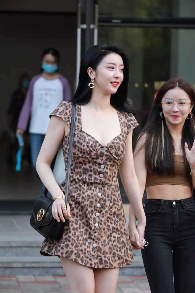 2 học trò Lisa hot nhất hôm nay: Phú bà Bắc Kinh khoe da trắng không tì vết, rapper cool ngầu gây sốt với body mảnh mai - Ảnh 7.