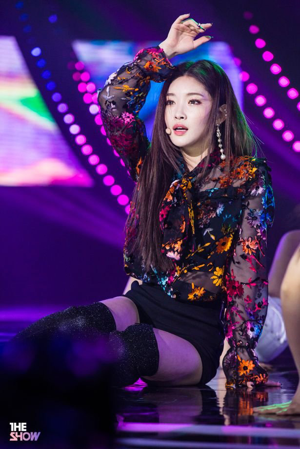 Chungha xuất hiện với khuôn mặt cứng đơ, khác lạ trong video hậu trường MV khiến Knet sốc vì nhìn cứ tưởng… Park Bom - Ảnh 6.