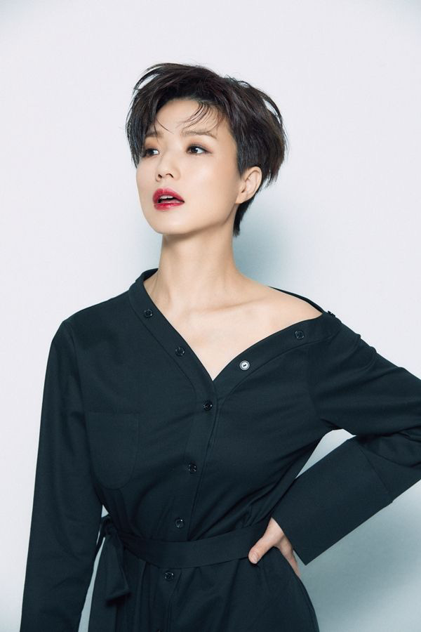 Nữ diễn viên Reply 1997 nhà YG chiếm trọn Top 1 Naver từ tối qua đến giờ, tất cả là nhờ màn lột xác nude 100% trên bìa tạp chí - Ảnh 9.