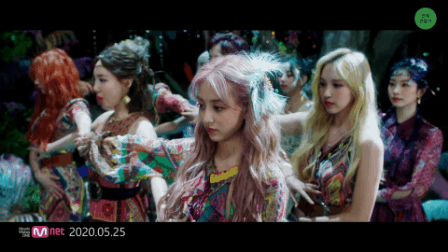 TWICE tung teaser MV nhìn đâu cũng thấy rừng cây hoa lá, 9 cô gái diện trang phục như thổ dân nhảy trên nền nhạc nghe là đã thấy lôi cuốn - Ảnh 2.