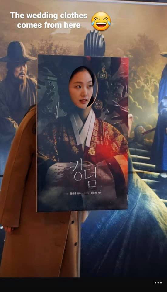 Cười quỳ khi soi ra bức ảnh Kim Go Eun (Quân Vương Bất Diệt) lên đồ hoàng hậu là chụp với poster ghẻ của Kingdom, nghĩ mà tức luôn á! - Ảnh 4.