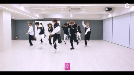 20 vũ đạo khó của Kpop 2020: BTS và GFRIEND nhảy với cả chục vũ công, đôi tay huyền bí của Apink không khó bằng động tác rơi tự do và nhảy dây nhào lộn - Ảnh 15.