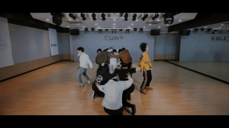 20 vũ đạo khó của Kpop 2020: BTS và GFRIEND nhảy với cả chục vũ công, đôi tay huyền bí của Apink không khó bằng động tác rơi tự do và nhảy dây nhào lộn - Ảnh 19.