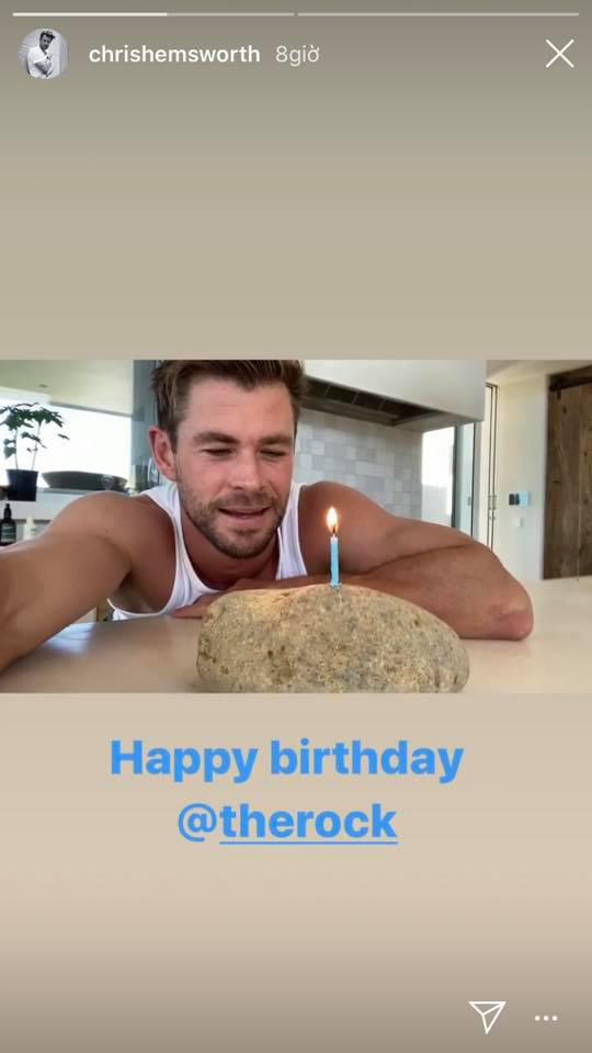 Độc như cách Thor Chris Hemsworth chúc mừng sinh nhật The Rock, hoá ra lại là màn trả thù vì bị cà khịa lần trước - Ảnh 1.