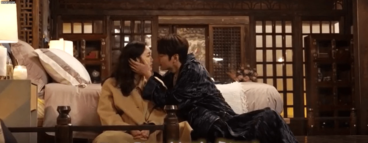 Kim Go Eun né nụ hôn của Lee Min Ho như tránh tà ở hậu trường Quân Vương Bất Diệt, thế này mà đồn hẹn hò gì? - Ảnh 4.