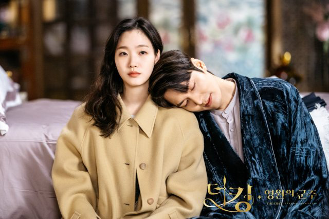 Super soi loạt hint đáng ngờ của Lee Min Ho - Kim Go Eun: Skinship tung tóe, ngượng chín mặt, nhiều lúc tưởng phu thê - Ảnh 2.