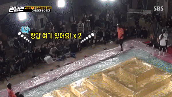 Lee Kwang Soo mặt biến sắc hẳn khi bị nhân viên Running Man quăng đồ như... ném thức ăn cho cún - Ảnh 2.