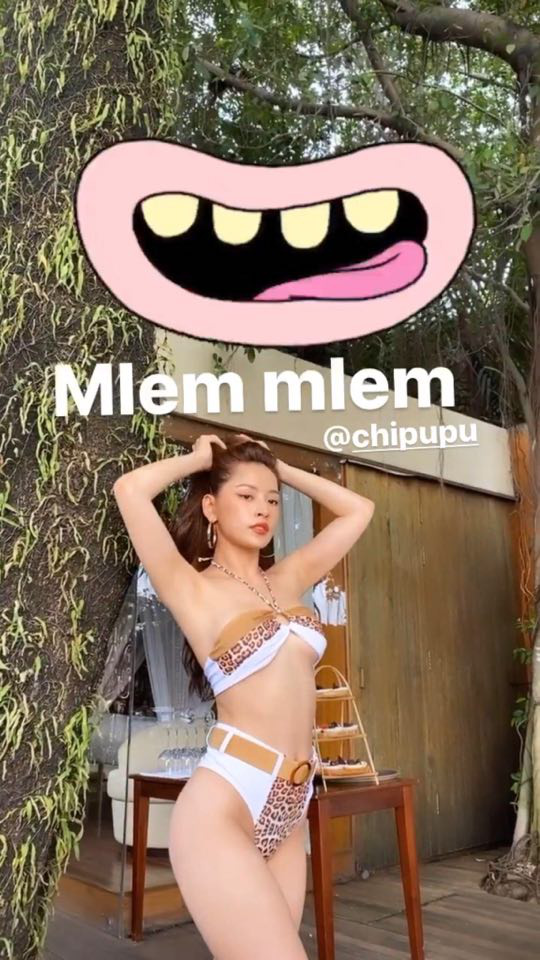 Lộ ảnh hội bạn chụp vội thôi mà Chi Pu khiến MXH “nóng” quá: Bikini táo bạo, vòng 1 căng tràn bốc lửa - Ảnh 2.