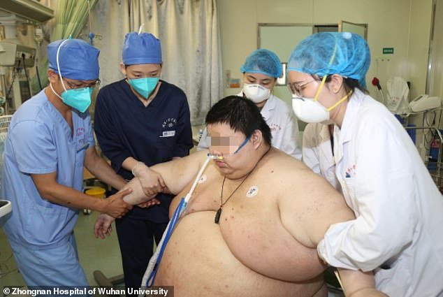 Ở trong nhà 5 tháng trời để tránh dịch, thanh niên tăng liền hơn 100 kg đến nỗi gia đình và 10 y bác sĩ phải hợp lực khiêng đi cấp cứu - Ảnh 1.