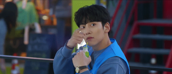 Kim Yoo Jung bị công an mời lên phường làm Ji Chang Wook phải cúi đầu xin lỗi trong trailer Backstreet Rookie - Ảnh 4.