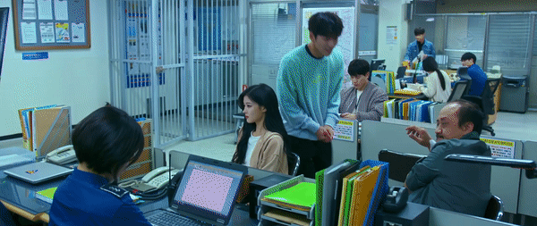 Kim Yoo Jung bị công an mời lên phường làm Ji Chang Wook phải cúi đầu xin lỗi trong trailer Backstreet Rookie - Ảnh 6.