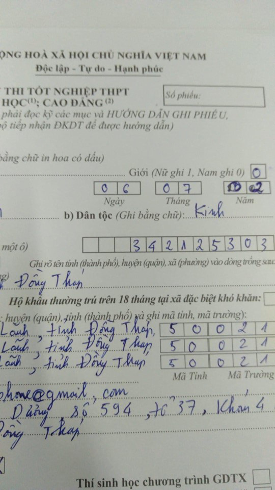 Công việc hại não mùa thi tốt nghiệp: Điền hồ sơ cả chục lần vẫn sai - Ảnh 2.