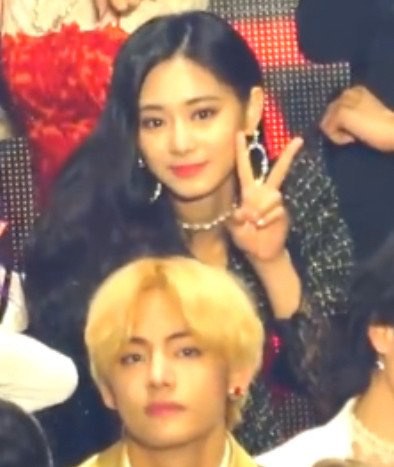 Netizen phát cuồng vì V (BTS) và Tzuyu (TWICE) chung khung hình: 2 gương mặt đẹp nhất thế giới có khác, nhưng có giống hẹn hò? - Ảnh 4.