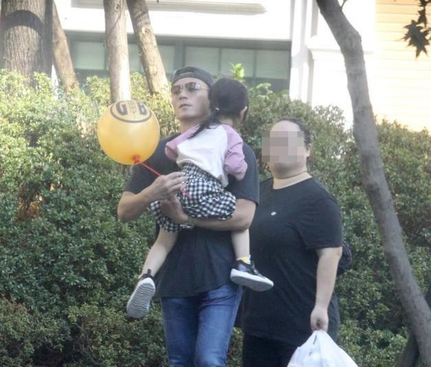 Con gái Lâm Tâm Như - Hoắc Kiến Hoa lộ diện hiếm hoi bên bố mẹ, gây bất ngờ với chiều cao ở tuổi lên 3 - Ảnh 5.