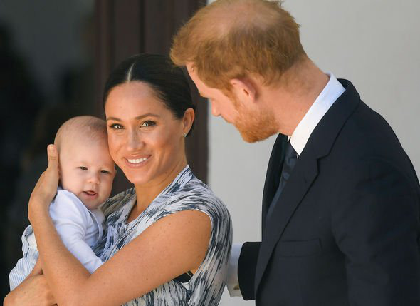 Vợ chồng Meghan Markle và Harry được phép rời bỏ gia đình Hoàng tộc, nhưng con trai 1 tuổi của họ thì không? - Ảnh 1.