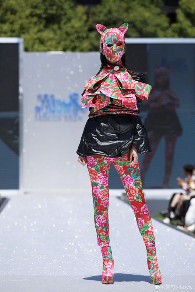 Running Man bản Trung tổ chức fashion show quái dị: Angela Baby khoe đường cong, Thái Từ Khôn mặc cái gì thế này? - Ảnh 13.