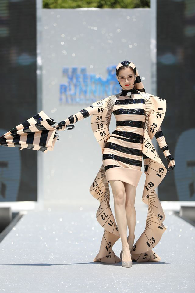 Running Man bản Trung tổ chức fashion show quái dị: Angela Baby khoe đường cong, Thái Từ Khôn mặc cái gì thế này? - Ảnh 2.