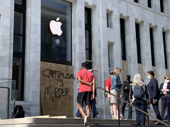 Lo sợ bị dân đập phá hoặc ăn trộm, Apple Store khắp nước Mỹ lập tức phòng thủ kiên cố theo cách đầy dã chiến - Ảnh 4.