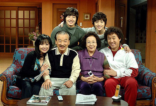 60 năm sự nghiệp diễn xuất của ông nội quốc dân Lee Soon Jae: Scandal toàn hạng nặng từ tham gia dị giáo đến bóc lột trợ lý - Ảnh 3.