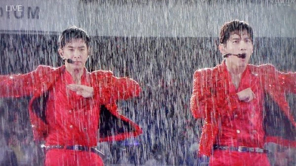 Khi idol Kpop biểu diễn dưới mưa: Người có sân khấu huyền thoại, kẻ thu về một đống meme hài hước được fan tích cực nhai đi nhai lại - Ảnh 3.