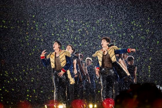 Khi idol Kpop biểu diễn dưới mưa: Người có sân khấu huyền thoại, kẻ thu về một đống meme hài hước được fan tích cực nhai đi nhai lại - Ảnh 2.