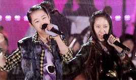 Khi idol Kpop biểu diễn dưới mưa: Người có sân khấu huyền thoại, kẻ thu về một đống meme hài hước được fan tích cực nhai đi nhai lại - Ảnh 7.