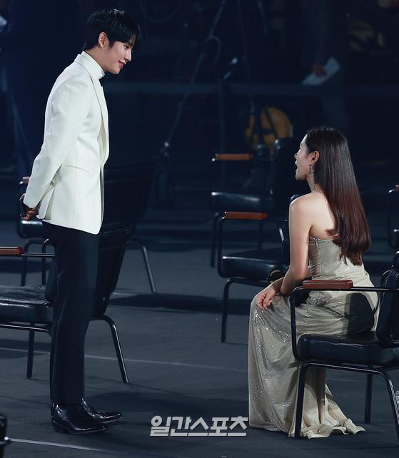 Tưởng tránh Hyun Bin để ra góc riêng với Jung Hae In, ai dè Son Ye Jin vẫn ngó lơ: Chân tình thiếu được nhưng chân mày thì không - Ảnh 2.