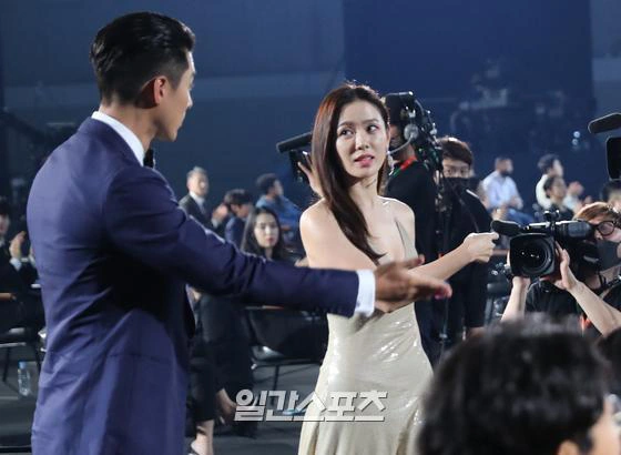 Cameraman tại Baeksang tự soi luôn tá hint của Hyun Bin - Son Ye Jin: Liếc qua liếc lại, sao đáng nghi quá? - Ảnh 4.
