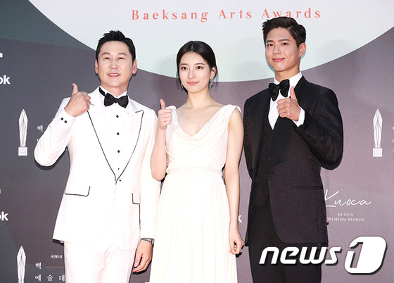 Siêu thảm đỏ Baeksang 2020: Son Ye Jin - Hyun Bin, Park Bo Gum - Suzy thái độ lạ, tiểu tam Thế giới hôn nhân lấn át cả IU, Seohyun - Ảnh 5.