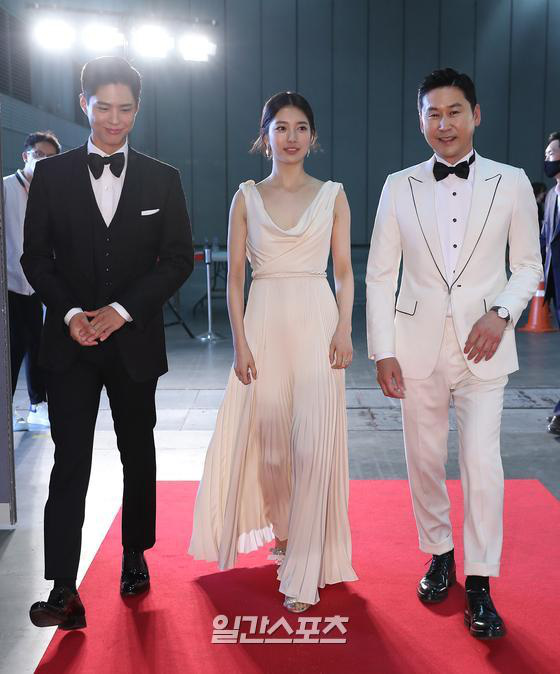 Siêu thảm đỏ Baeksang 2020: Son Ye Jin - Hyun Bin, Park Bo Gum - Suzy thái độ lạ, tiểu tam Thế giới hôn nhân lấn át cả IU, Seohyun - Ảnh 2.