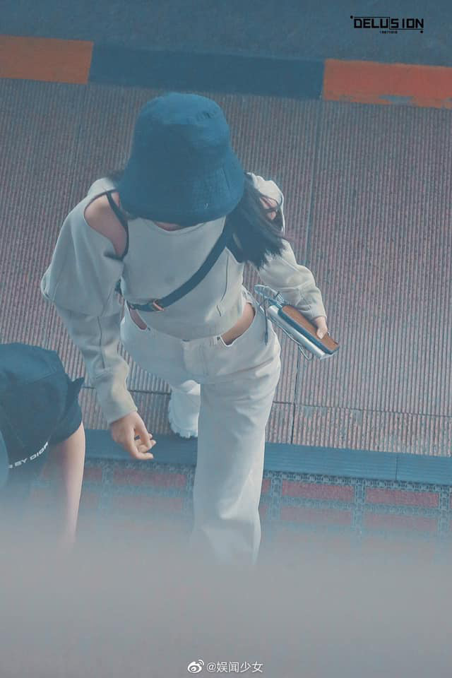 Triệu Lệ Dĩnh hiếm hoi xuất hiện bên chồng nhưng Cnet chỉ dán chặt mắt vào vòng eo con kiến nhỏ đến mức khó tin - Ảnh 10.