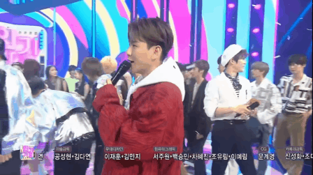 Baekhyun có tận 2 đề cử trong top 3, giật cúp xong được anh em EXO lên sân khấu chung vui nhưng đáng chú ý là sự xuất hiện của bố bỉm sữa Chen - Ảnh 2.