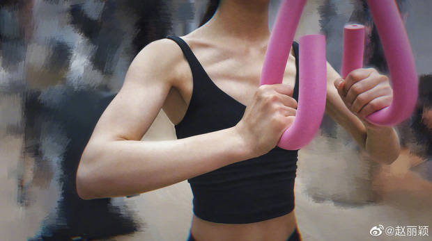 Triệu Lệ Dĩnh hiếm hoi xuất hiện bên chồng nhưng Cnet chỉ dán chặt mắt vào vòng eo con kiến nhỏ đến mức khó tin - Ảnh 8.