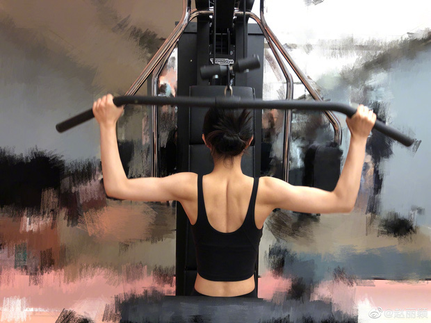 Triệu Lệ Dĩnh hiếm hoi xuất hiện bên chồng nhưng Cnet chỉ dán chặt mắt vào vòng eo con kiến nhỏ đến mức khó tin - Ảnh 9.