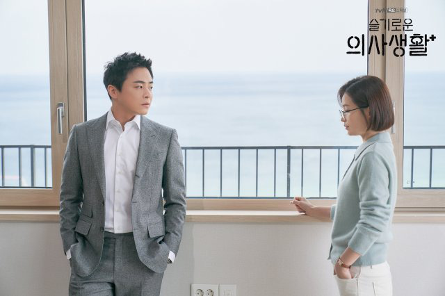 Đạo diễn Hospital Playlist cài cắm Jo Jung Suk yêu nữ chính từ đầu mà chẳng ai nhận ra? - Ảnh 3.