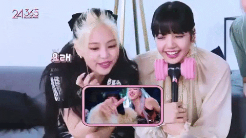 BLACKPINK mê mẩn reaction MV của mình: Lisa diễn lại meme bĩu môi huyền thoại, Jennie tiết lộ cảnh quay làm cả nhóm bầm dập đầu gối - Ảnh 3.