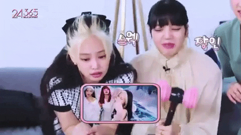 BLACKPINK mê mẩn reaction MV của mình: Lisa diễn lại meme bĩu môi huyền thoại, Jennie tiết lộ cảnh quay làm cả nhóm bầm dập đầu gối - Ảnh 6.