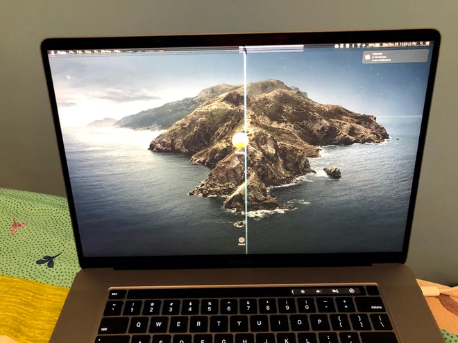 Đừng dán webcam trên Macbook nếu bạn không muốn mất cả đống tiền đi sửa màn hình - Ảnh 1.
