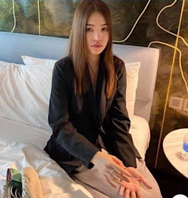 Nghi vấn hình ảnh Hoa hậu Jolie Nguyễn ngồi buồn bã trong phòng khách sạn 4 sao ở TP.HCM - Ảnh 2.