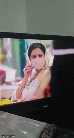 Cười ra nước mắt vì nụ hôn sáng tạo sau nón chắn dịch ở phim Ấn Độ mùa giãn cách - Ảnh 1.