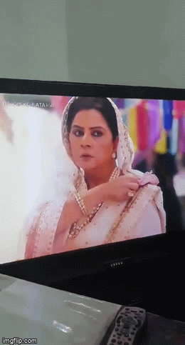 Cười ra nước mắt vì nụ hôn sáng tạo sau nón chắn dịch ở phim Ấn Độ mùa giãn cách - Ảnh 2.