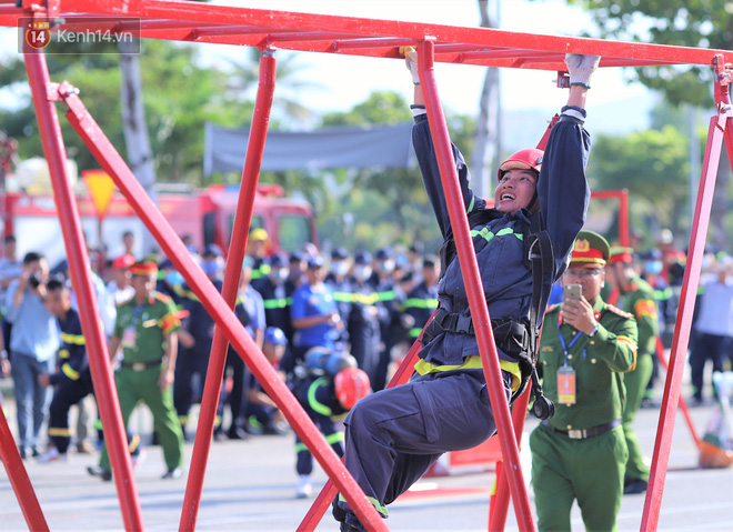 Nghẹt thở xem lính cứu hỏa cả nước tranh tài trèo tường, vượt rào, dập lửa cứu người - Ảnh 9.