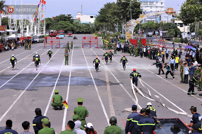 Nghẹt thở xem lính cứu hỏa cả nước tranh tài trèo tường, vượt rào, dập lửa cứu người - Ảnh 6.