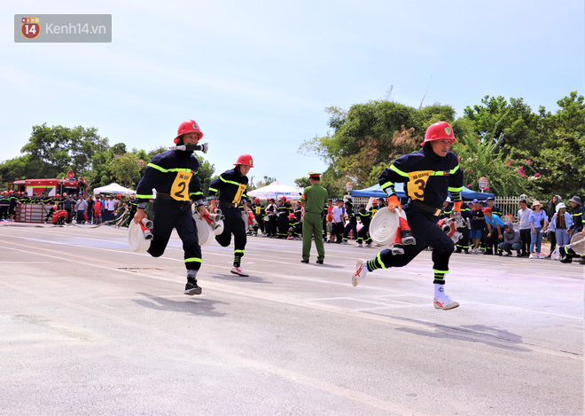 Nghẹt thở xem lính cứu hỏa cả nước tranh tài trèo tường, vượt rào, dập lửa cứu người - Ảnh 16.