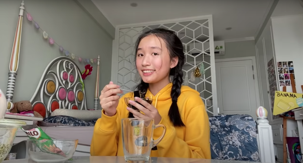 Jenny Huỳnh nhìn lại một năm làm youtube vào sinh nhật tuổi 15: Lạ, điên và quá là sến - Ảnh 1.