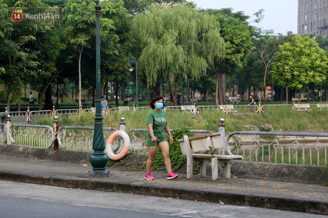 Người dân Hà Nội đeo khẩu trang, đi tập thể dục hàng ngày: Đeo thế này đỡ sợ con COVID-19 hơn - Ảnh 10.