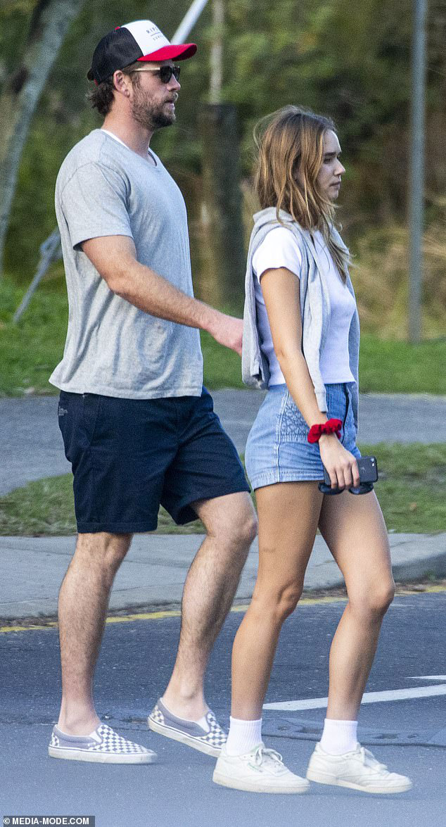 Mới 6 tháng sau khi ly hôn Miley Cyrus, Liam Hemsworth giờ đã đưa bạn gái mới kém 8 tuổi ra mắt gia đình - Ảnh 2.